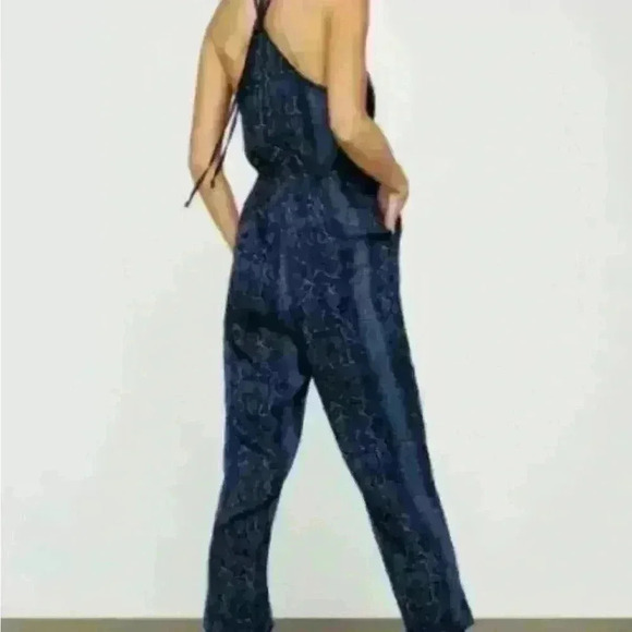 BCBG MAX AZRIA SNAKE-EMBOSSED JUMPSUIT BLUE PYTHON GII9267480 SIZE XXS - Picture 3 of 5